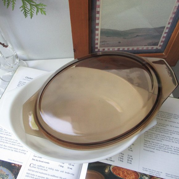 Oval Casserole Dish Brown Vine with Smoky Brown Glass Lid by Pyrex, England - Picture 6 of 16